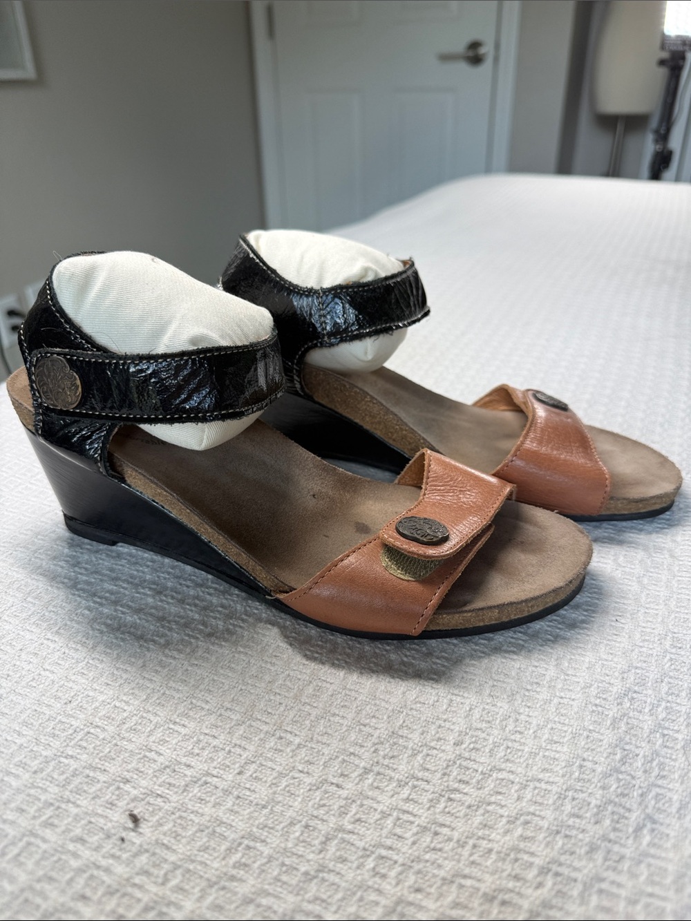 Taos Festival wedge sandals black and tan two tone leather size 39